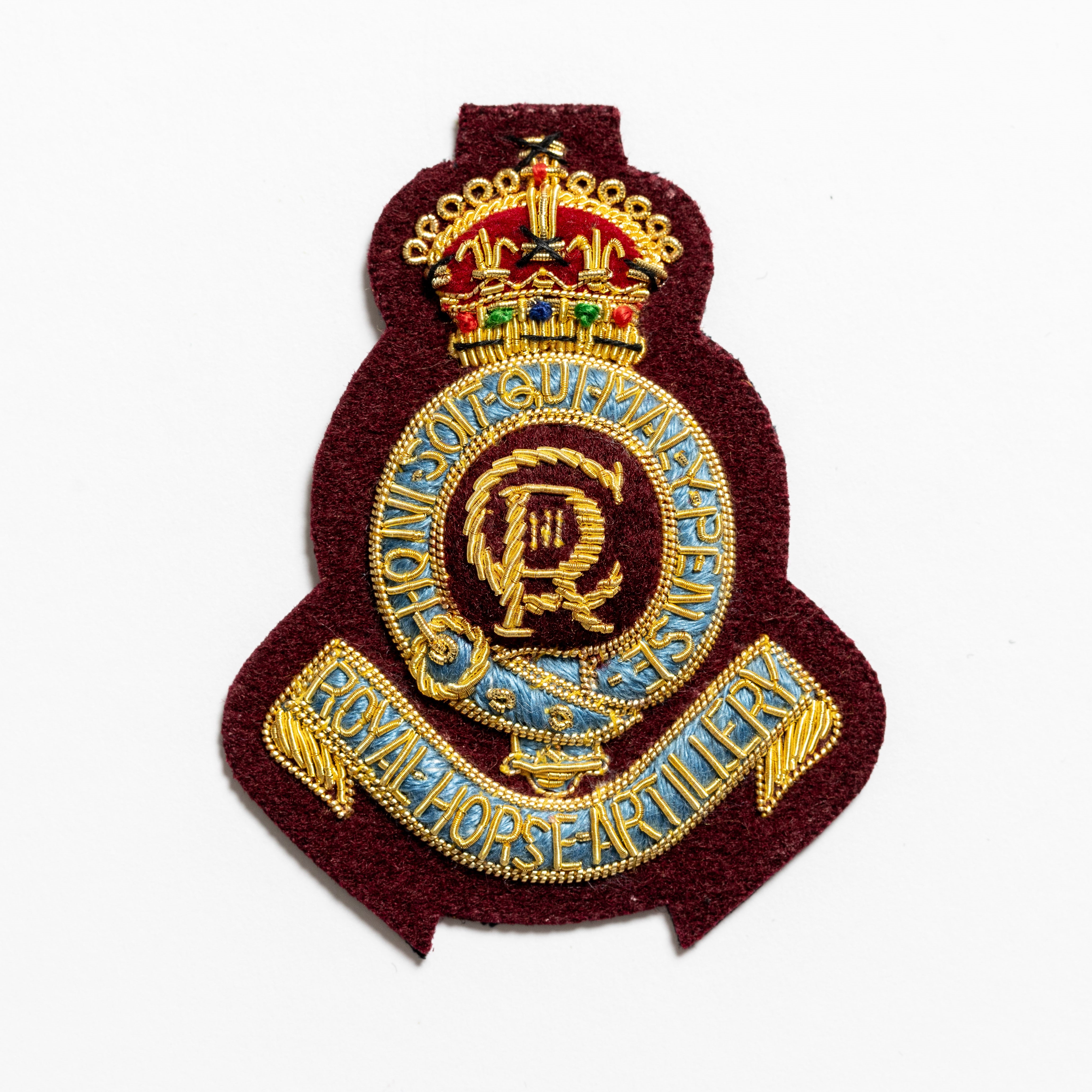 7TH ROYAL HORSE ARTILLERY BERET BADGE ON MAROON (4344044879944)