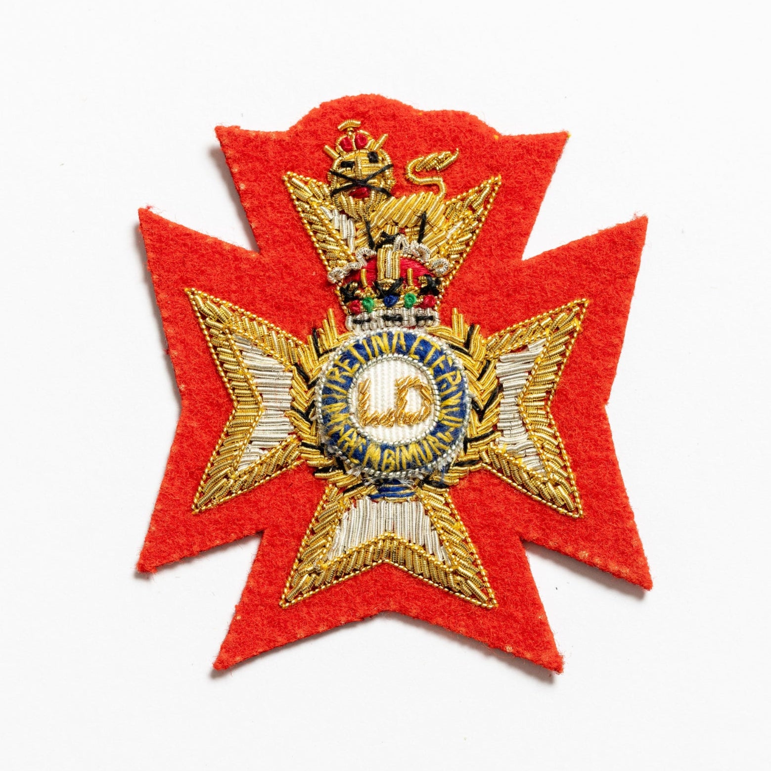 LIGHT DRAGOONS BERET BADGE ON SCARLET (4334339850312)