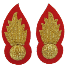 HONOURABLE ARTILLERY COMPANY W/O MESS COLLAR BADGES ON RED