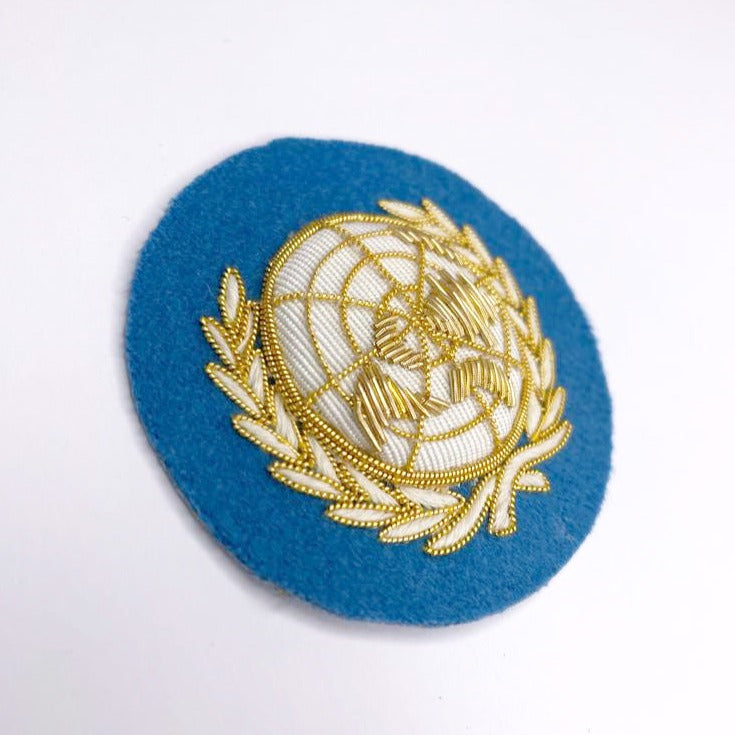 UNITED NATIONS CAP BADGE (4334336344136)