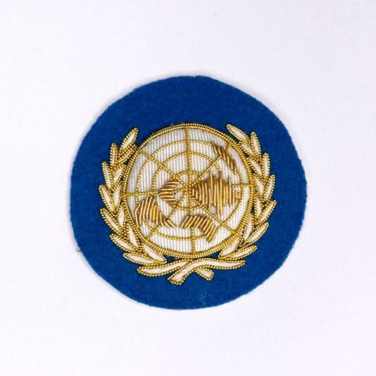 UNITED NATIONS CAP BADGE (4334336344136)