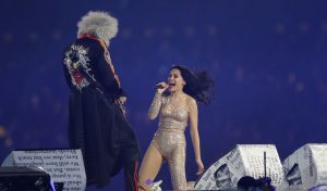 Hand___Lock_Embroidery_on_Brian_May_with_Jessie-J_at_the_2012_London_Olympic_opening_ceremony