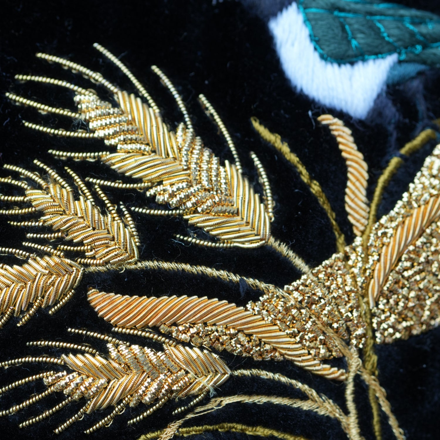 英国アンティークゴールドメタリック手刺繍パース　ベルベット　瑪瑙イギリス　花 イギリスで見つけた真鍮の花器、豪華な雰囲気のアンティークのフラワー