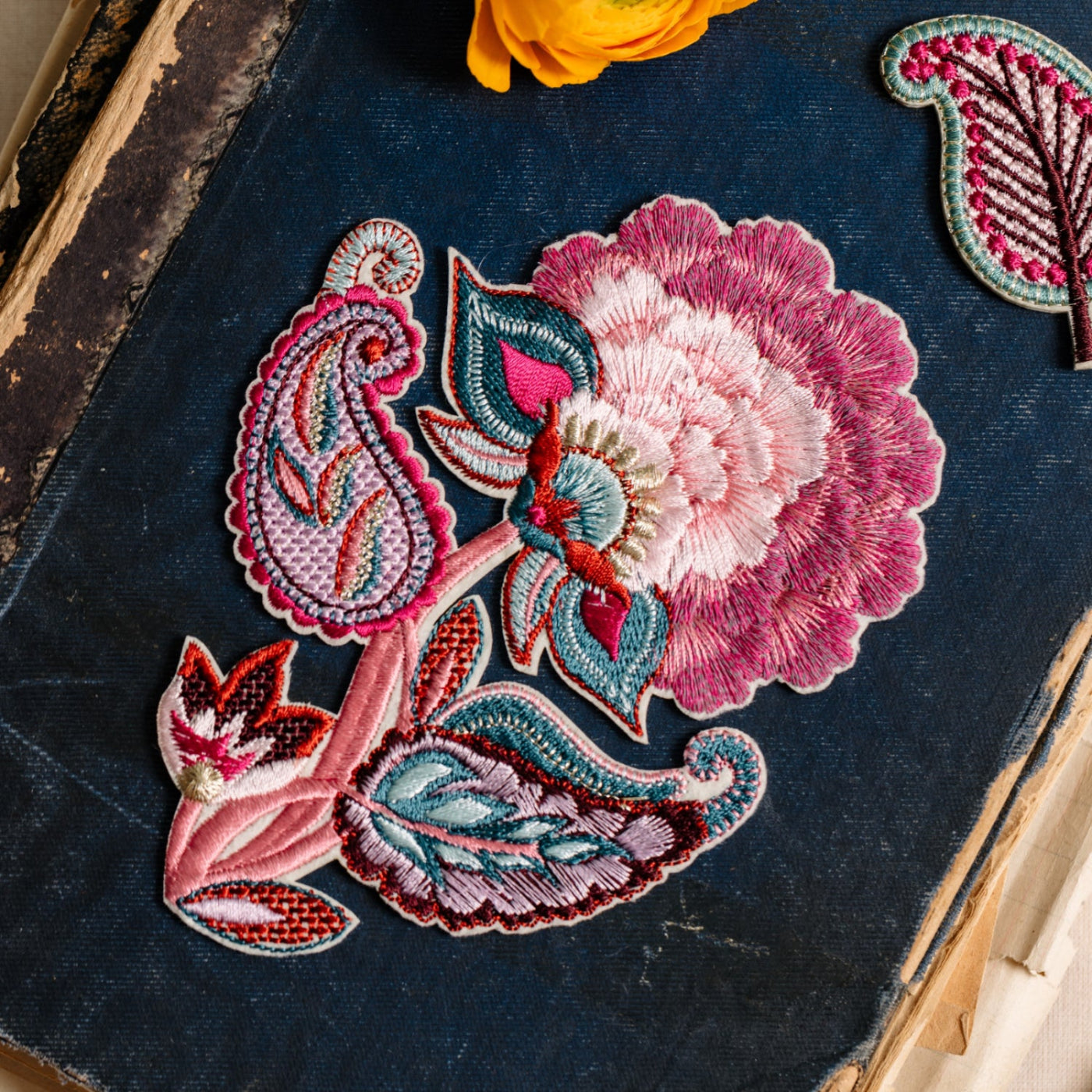 ガラベーヤ ピンク×ブルー 刺繍 カラムカリ牡丹畑 – Hand & Lock