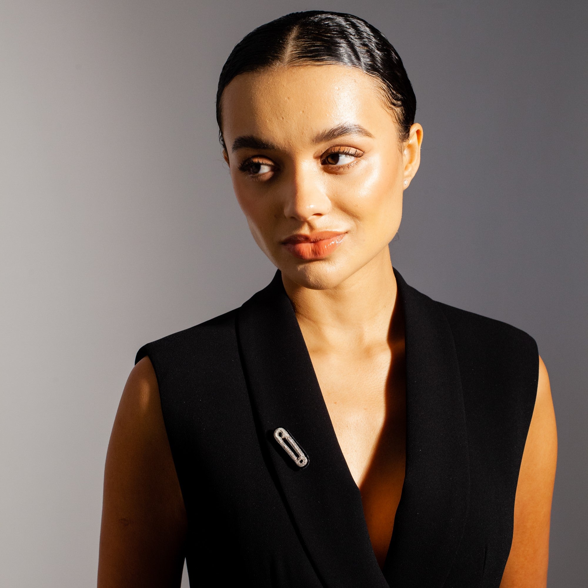 安全ピンブローチ – Hand & Lock