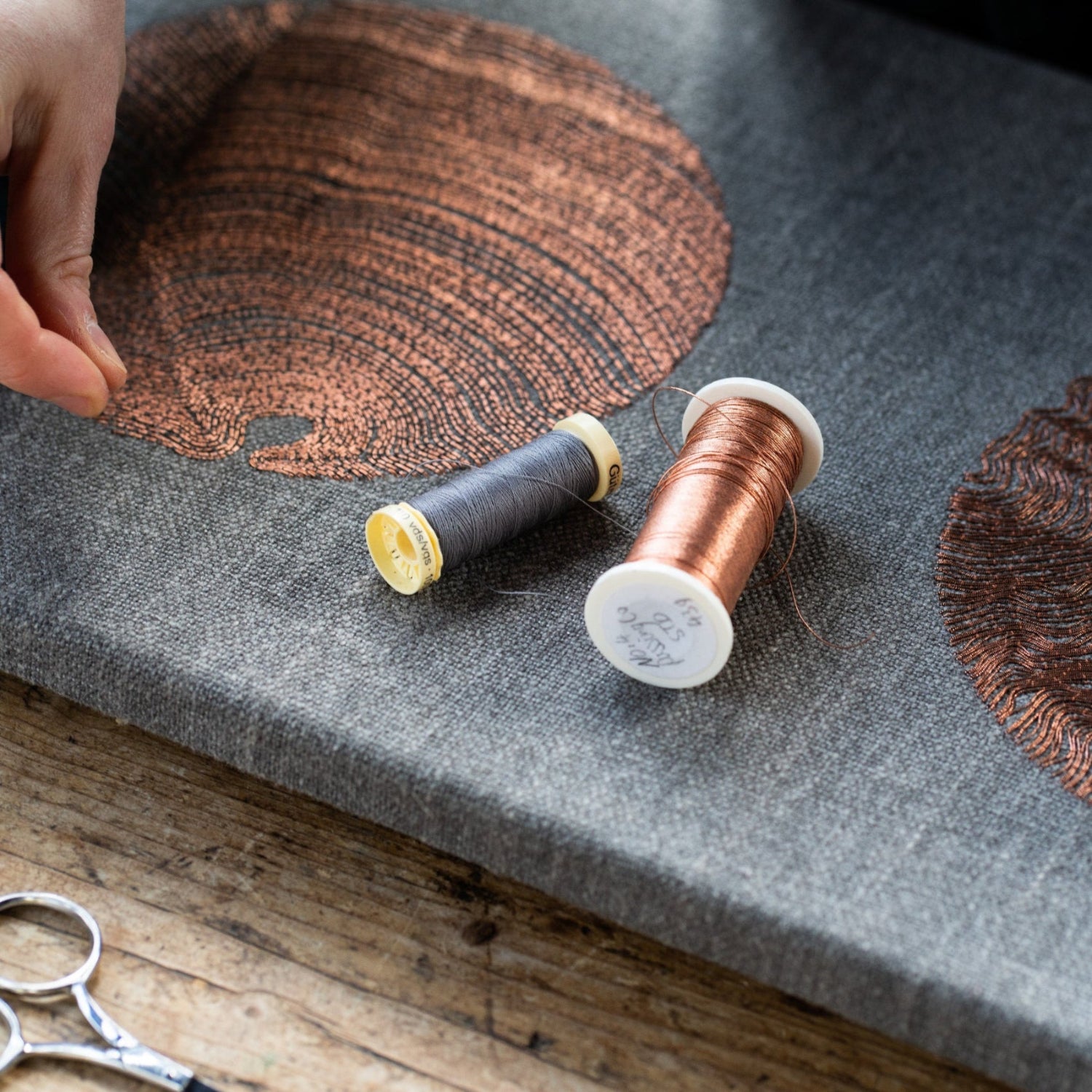 Metal threads: A Creative Approach to Line, Flow and Drawing with Hanny Newton (8144737632515)