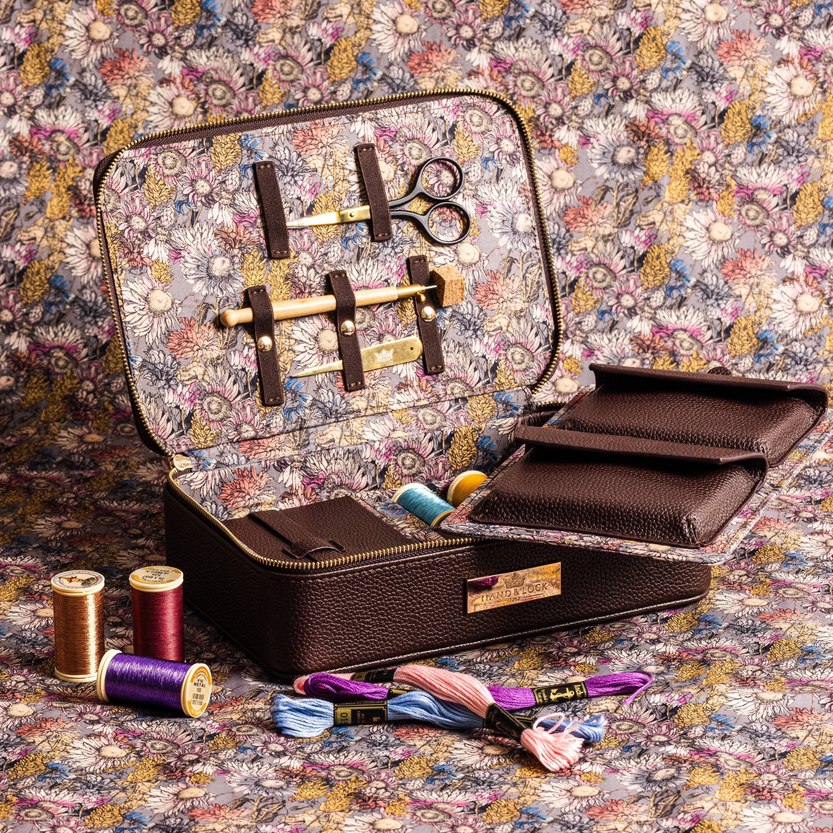 1767年 秋の花柄チョコレート刺繍ケース – Hand & Lock