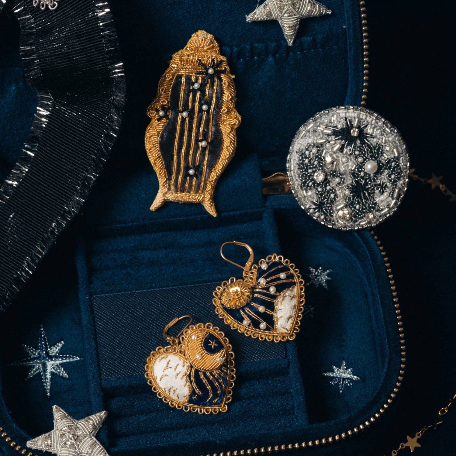 アポロンの竪琴のブローチ – Hand & Lock