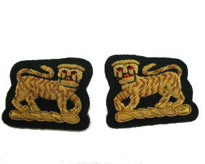 HIGHLANDERS COLLAR BADGES ON GREEN